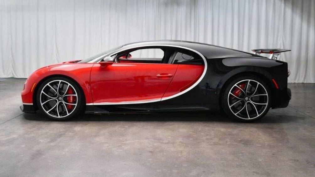 Bên ngoài là sự kết hợp giữa hai màu sơn là đỏ Italian và đen Beluga