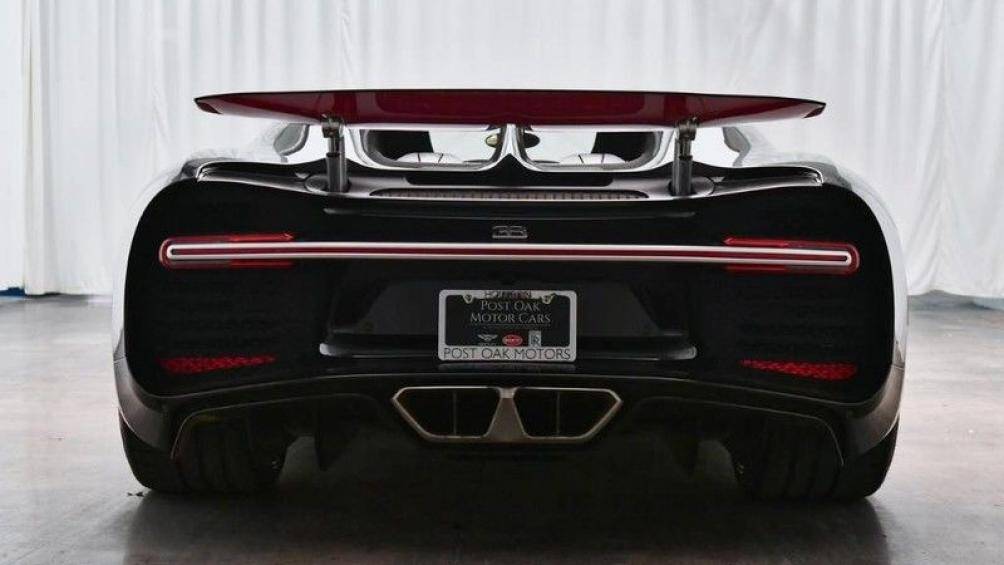 Mặt dưới của cánh gió được sơn đỏ. Đây cũng là vị trí mà các mẫu Chiron bản đặc biệt thường được chọn để trang trí những hoa văn độc nhất