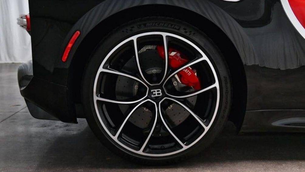 Mâm xe 5 chấu kép với hai màu bạc đen cùng má phanh cùng tông màu với thân xe