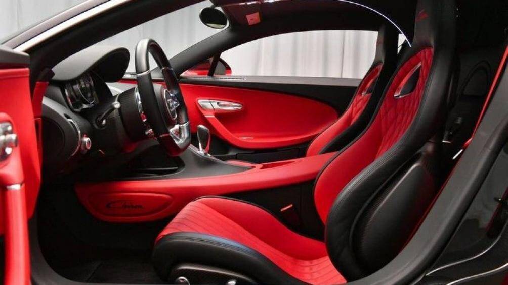 Nội thất "tông xuyệt tông" với ngoại thất khi hai màu sắc chủ đạo cũng là đỏ Italian và đen