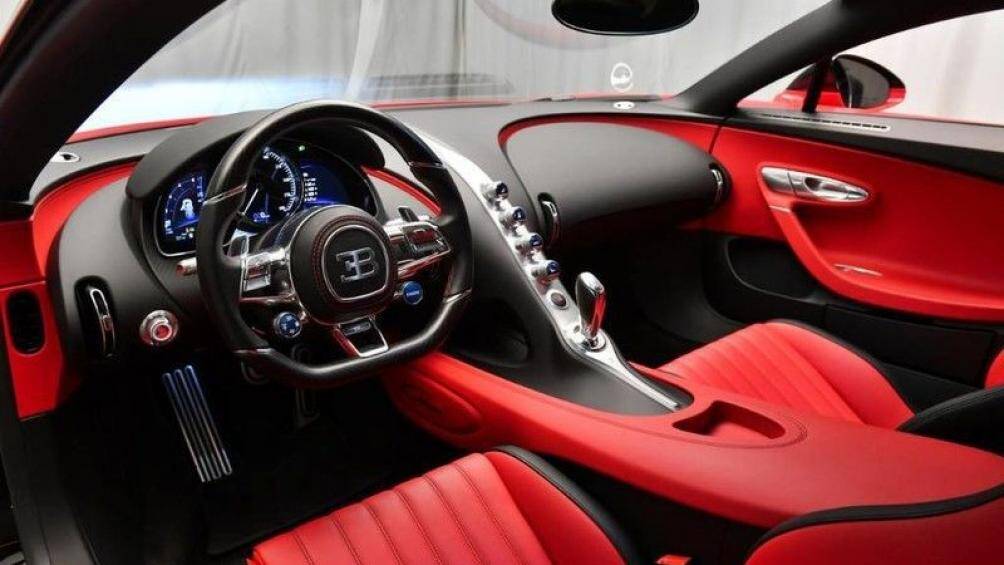 Cũng như những chiếc Chiron khác, nội thất được xây dựng bằng những vật liệu chất lượng cao, tinh khiết nhất như nhôm, titan, sợi carbon và da