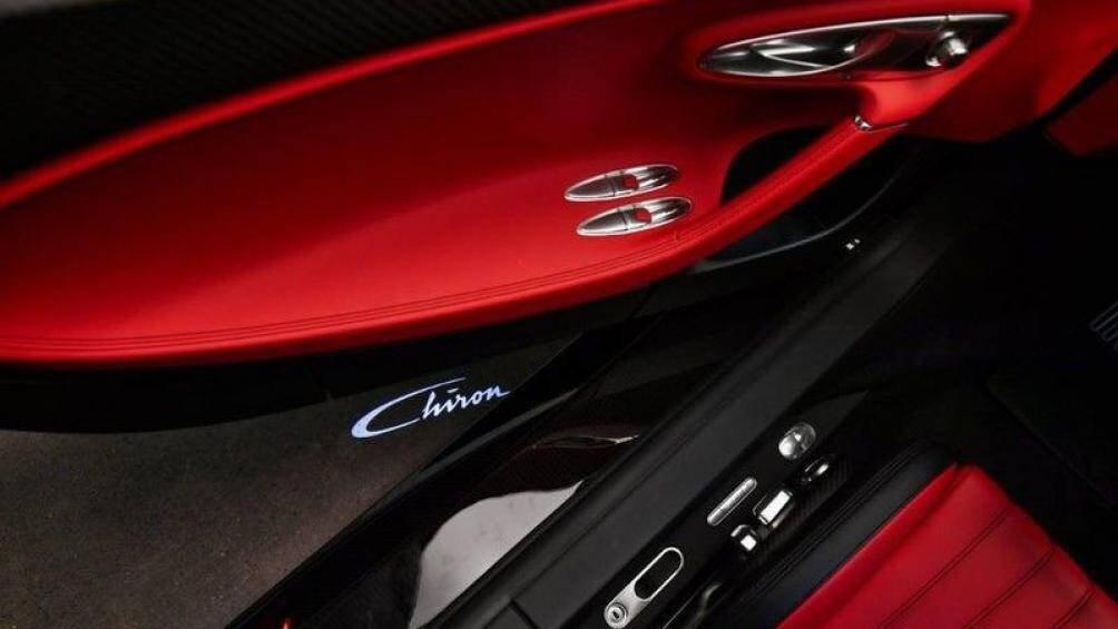 Khi mở cửa, phía dưới đất sẽ xuất hiện chữ Chiron được phát ra từ đèn tích hợp ở mép cửa dưới