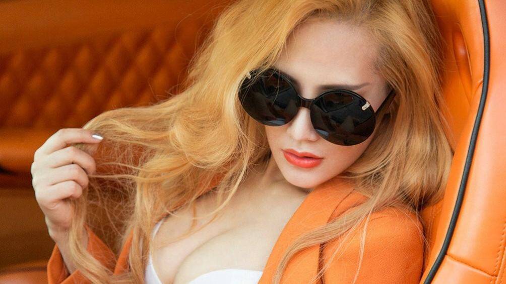 Chiếc kính mắt làm tăng thêm bội phần vẻ đẹp sexy, bí ẩn của cô nàng