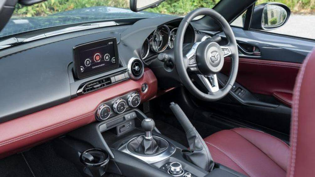Các trang bị khác bên trong đều giống với bản MX-5 Sport 1.5L tiêu chuẩn như màn hình giải trí tích hợp Apple CarPlay, ghế sưởi,...