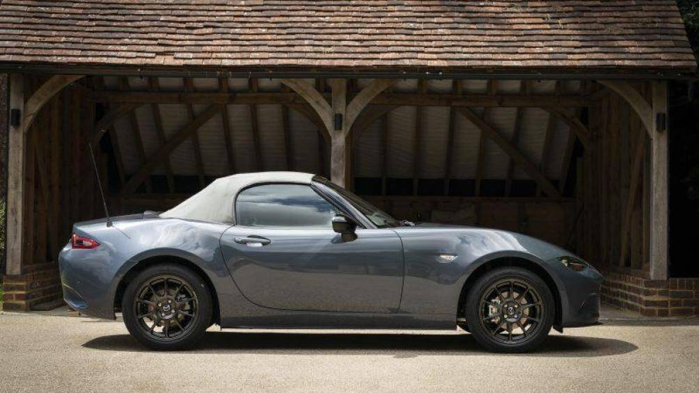 Xe được sản xuất dựa trên mẫu Mazda MX-5 Sport 1.5L, phiên bản này mang trên mình những nét độc đáo trải dài từ bên ngoài đến bên trong