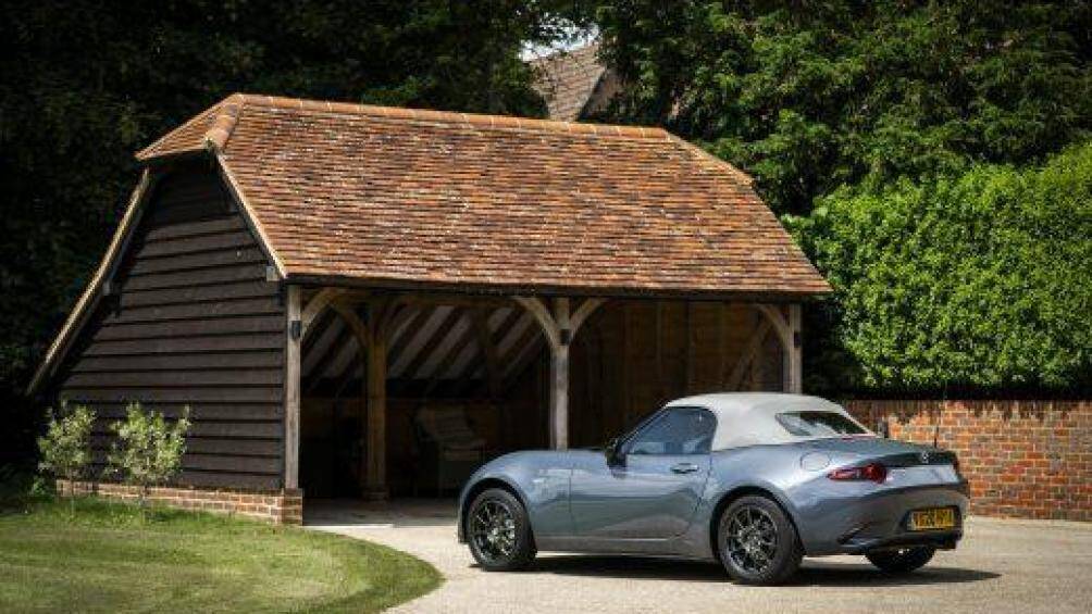 MX-5 R-Sport gây ấn tượng nhờ bộ ghế da Nappa màu đỏ tía với những đường chỉ khâu màu bạc