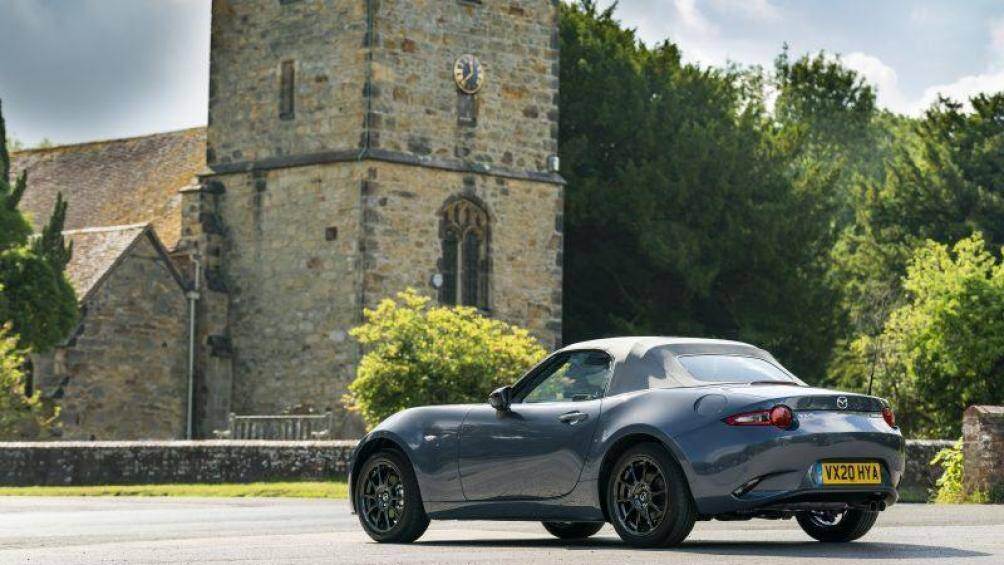 Một số tính năng an toàn tiêu chuẩn bổ sung bao gồm hỗ trợ phanh thông minh trong thành phố, Hỗ trợ phanh khi lùi, cảnh báo chệch là đường,...