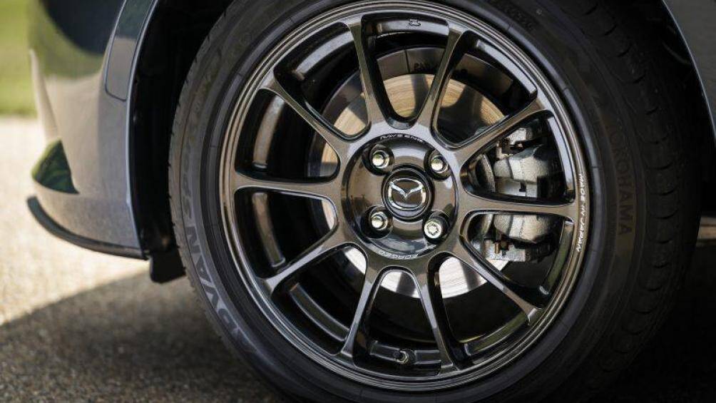 Ngoài ra, Mazda MX-5 R-Sport được trang bị hộ số sàn 6 cấp cùng khối động cơ hút khí tự nhiên 1.5L Skyactiv-G