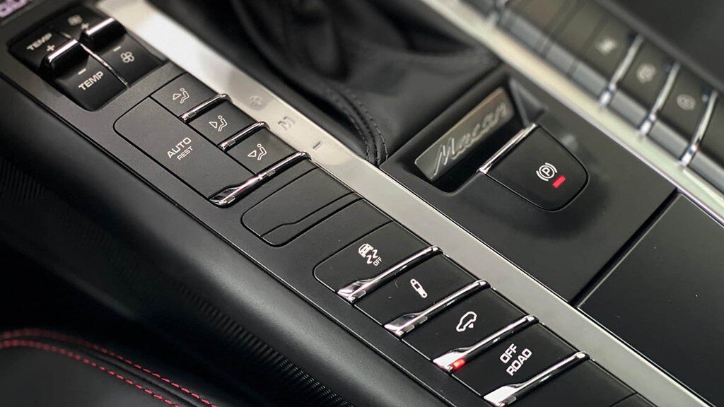 Kết hợp với đó là những chi tiết trang trí bằng nhôm hòa quyện tạo nên cảm giác tinh tế và thể thao