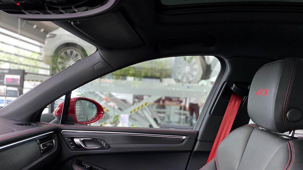 Bên trong chiếc Macan GTS, ấn tượng là các ghế ngồi thể thao độc đáo cùng với nhiều vật liệu cao cấp được sử dụng