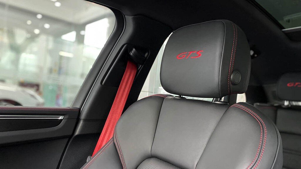 Đáng chú ý, trên cụm đồng hồ có đồng hồ báo vòng tua động cơ chính giữa nổi bật với nền màu đỏ và có chữ GTS như một dấu ấn riêng cho phiên bản