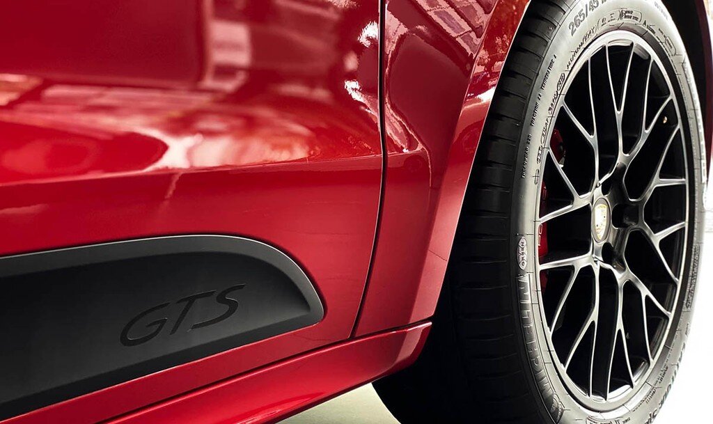 Kết hợp với bộ mâm tiêu chuẩn 20-inch thiết kế RS Spyder kiểu đa chấu đẹp mắt, đi kèm lốp Michelin