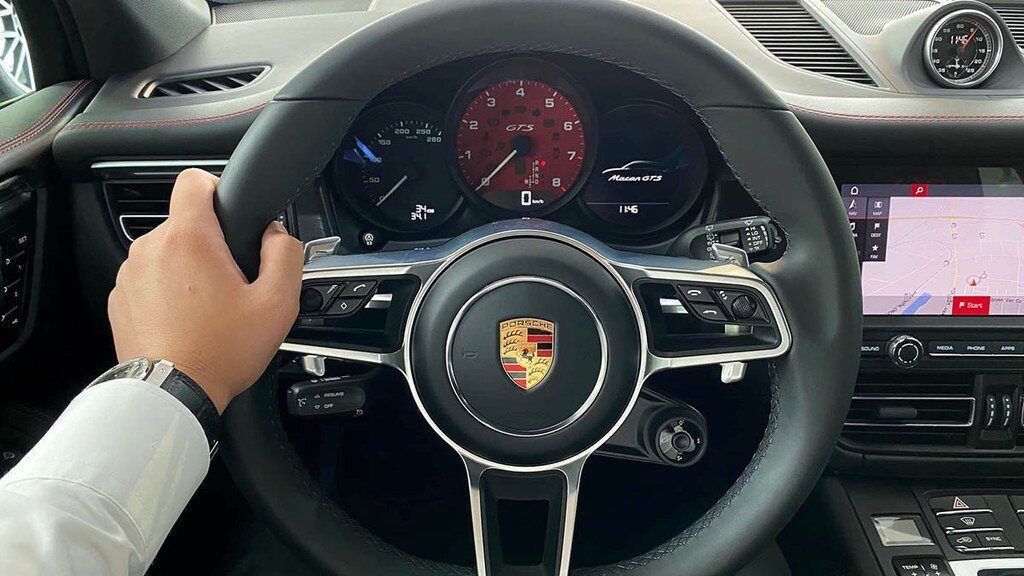 Vô-lăng thể thao đa chức năng kèm lẫy chuyển số là trang bị tiêu chuẩn