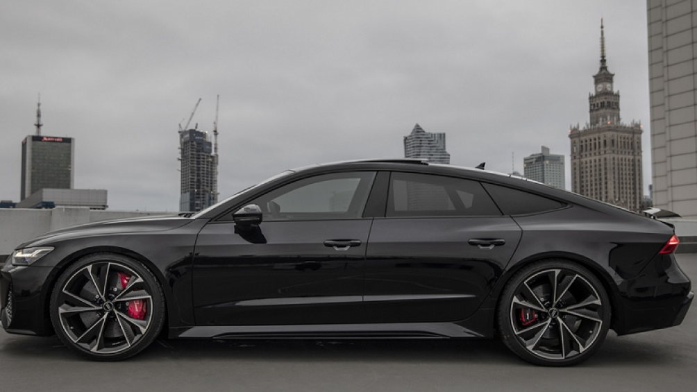 Audi RS7 Sportback 2021 sở hữu màu sơn đen pha lê Sebring kết hợp với bộ mâm 22 inch cỡ lớn