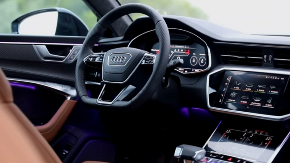 Chất liệu da cao cấp kết hợp với cụm đồng hồ số mới, màn hình thông tin giải trí cỡ lớn và một màn hình riêng điều khiển hệ thống khí hậu trong xe