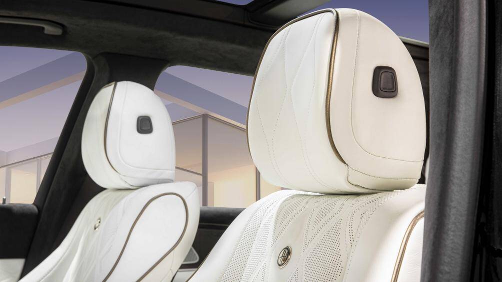 Di chuyển vào bên trong, hãng độ Hofele đã bọc lại nội thất của Mercedes-Benz GLE bằng da Nappa cao cấp và Alcantara