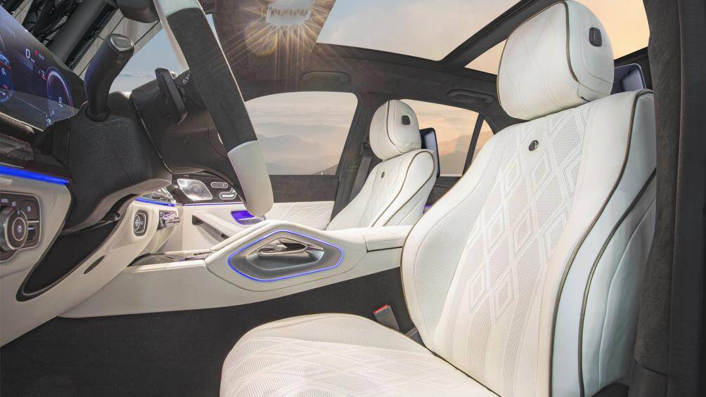 Logo Hofele xuất hiện trên gối tựa đầu ở hàng ghế sau với những đường chỉ thêu màu vàng tương phản