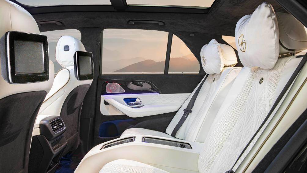 Hàng ghế sau với 3 chỗ ngồi của bản gốc đã được thay thế bằng hai ghế ngồi độc lập, ngăn cách với nhau bằng bảng điều khiển