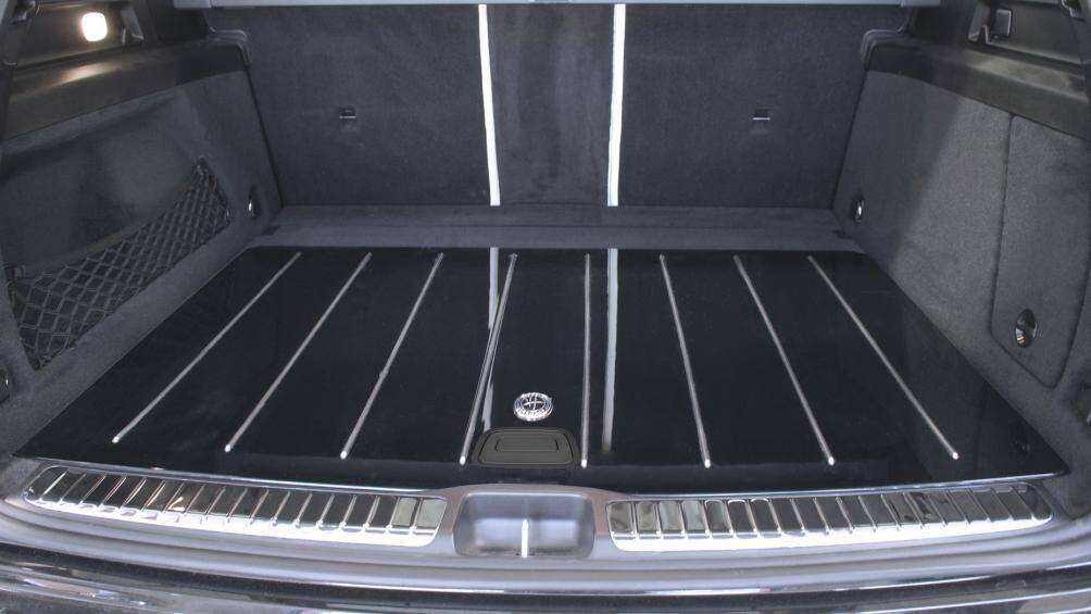 Ngay cả khoang hành lý cũng được tinh chỉnh với sàn gỗ bóng cùng những điểm nhấn trang trí bằng nhôm