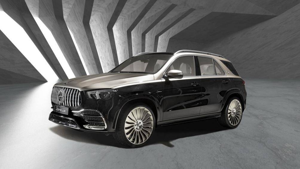 Trong khi đó, cửa sổ trời cùng hệ thống đèn trang trí nội thất giúp không gian nội thất của chiếc xe trở nên thoáng đãng và tinh tế hơn