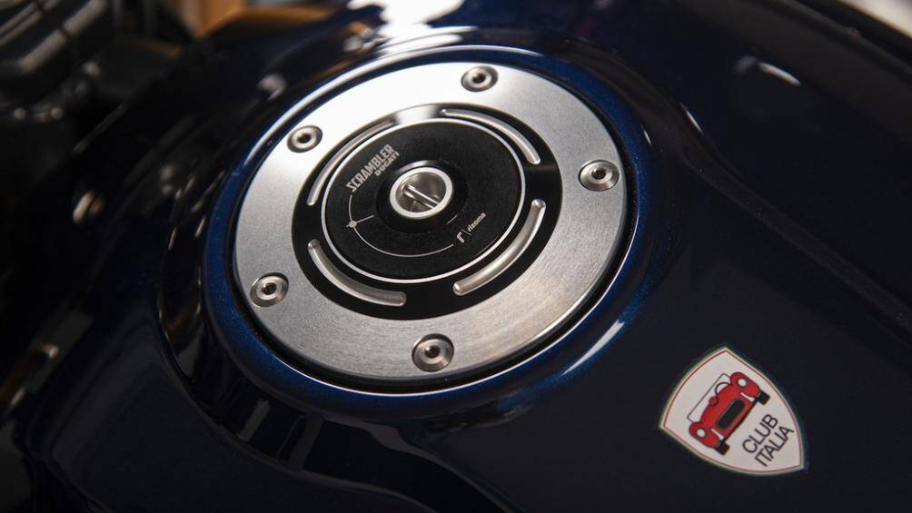 Trên bình xăng là logo Ducati được viết theo phông chữ cổ điển do nhà thiết kế Giugiaro tạo ra từ thập niên 60-70 của thế kỷ XX