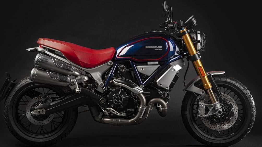 Điểm đặc biệt trên Ducati Scrambler Club Italia chính là dàn áo với phối màu Đỏ/Xanh kết hợp, đi kèm là một số điểm nhấn nổi bật màu nhôm sáng bóng