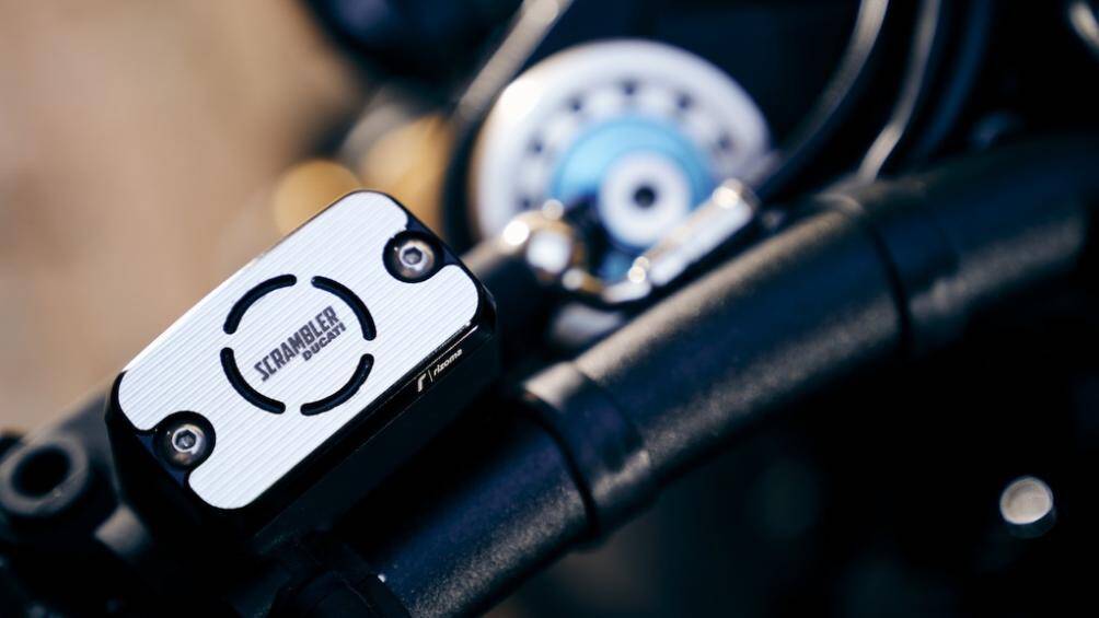 Phiên bản Ducati Scrambler Club Italia vẫn sử dụng hệ thống treo trước/sau của Ohlins, tay lái thấp và gương chiếu hậu dạng cafe racer