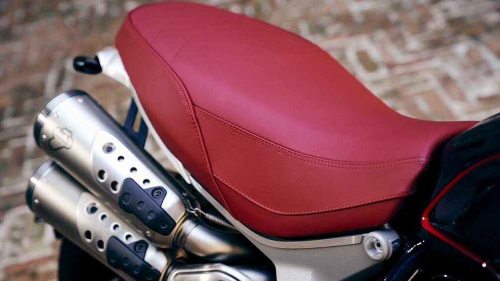 Bộ yên xe được bọc bằng da Poltrona Frau màu đỏ đầy sang trọng với logo Club Italia thêu nổi ở phía sau