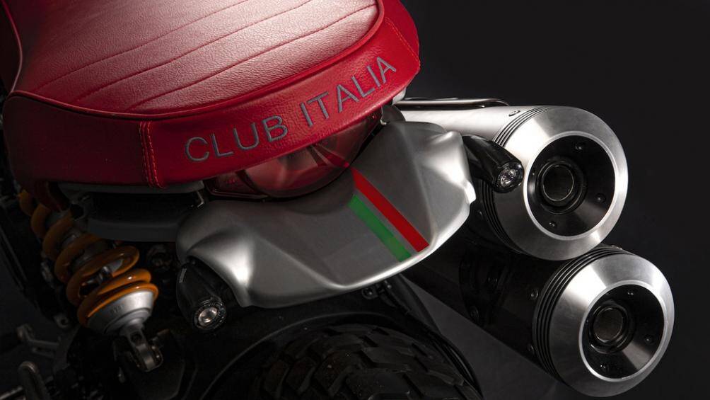 Xe còn được bổ sung thêm hàng loạt các trang bị hiện đại và cao cấp như: hệ thống ống xả Termignoni bằng titan, nắp bình xăng Rizoma bằng nhôm phay