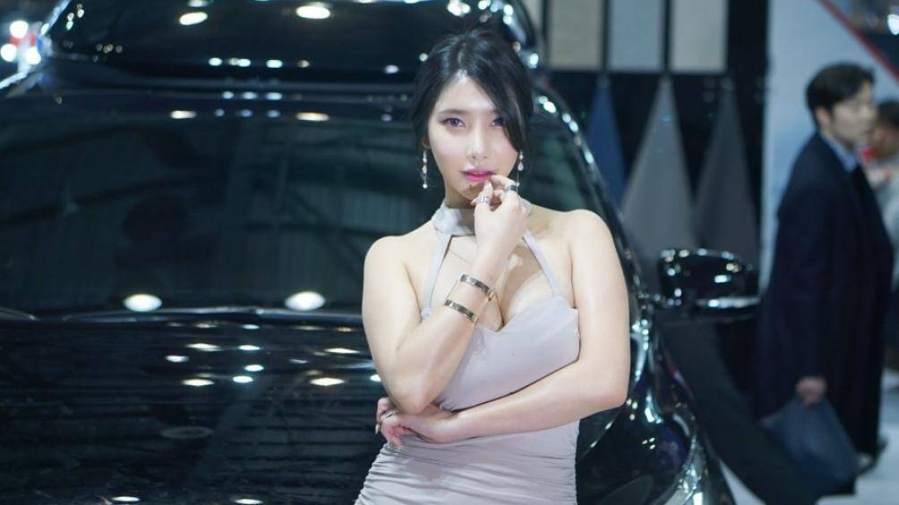 Người mẫu sinh năm 1987 này luôn được hãng xe danh tiếng mời đến các sự kiện triển lãm lớn