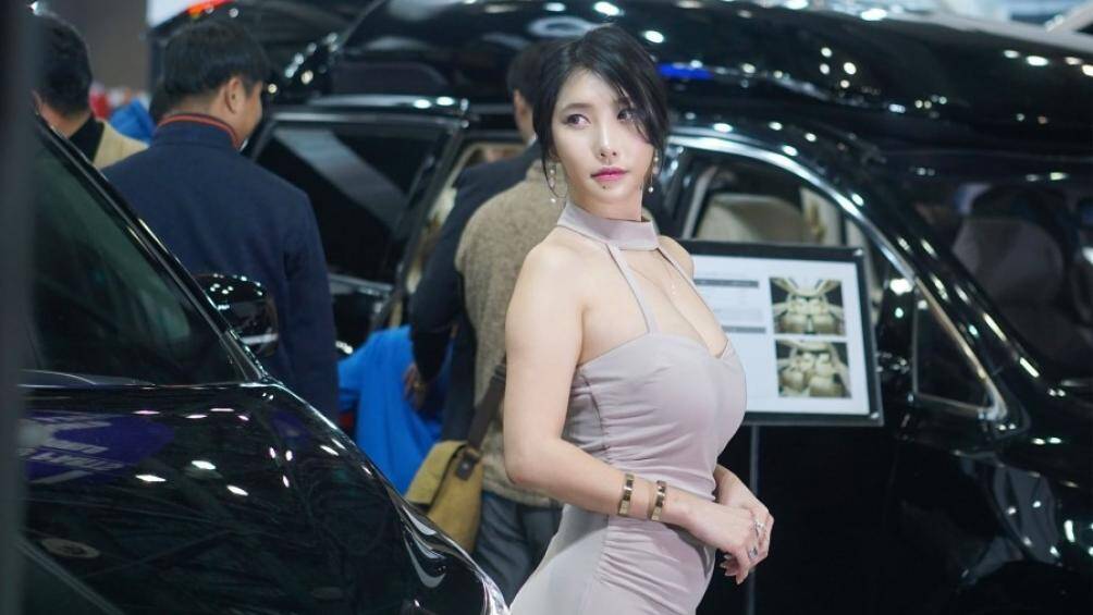 Ở bất kì sự kiện nào sự xuất hiện của người đẹp cũng khiến những chiếc xe nổi bật hơn rất nhiều