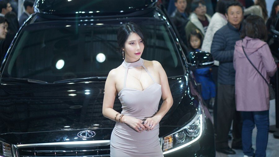 Cô sở hữu một thân hình hoàn hảo khiến cánh mày râu phải say đắm