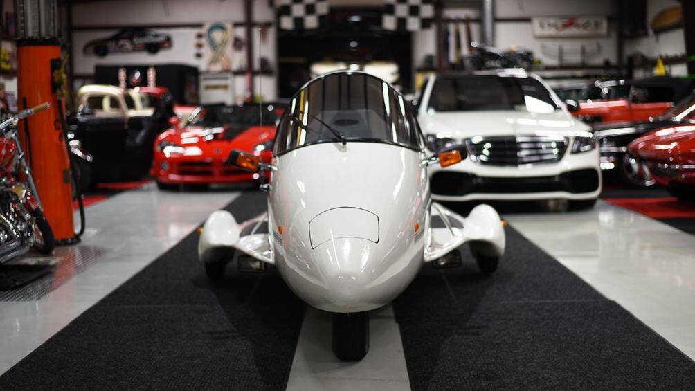 Chiếc xe có "cánh" ở 2 bên, thực chất là 2 bánh phụ