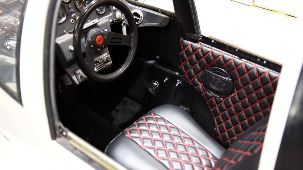 Nội thất trên xe với 2 màu đỏ - đen