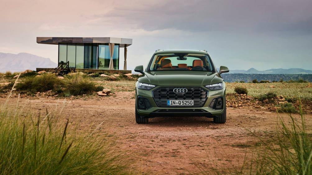 Những trang bị an toàn nổi bật là cảnh báo trước va chạm, cảnh báo đi sai làn đường