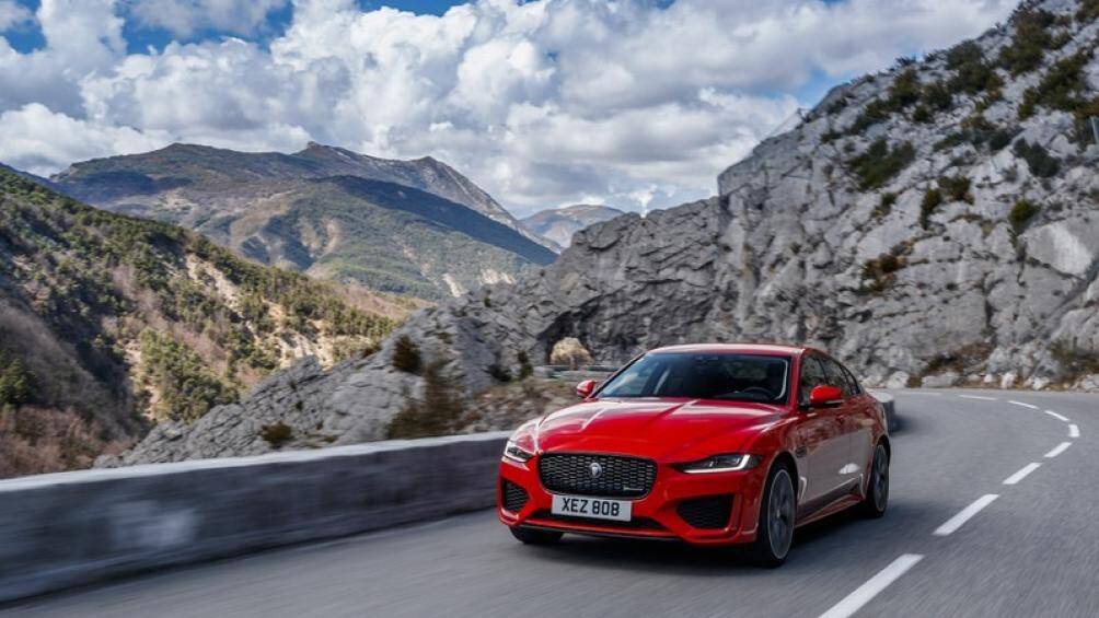 Ngoại thất của XE mới được nâng cấp với những đường nét và phong cách thể thao được lấy cảm hứng từ chiếc xe hai cửa F-Type