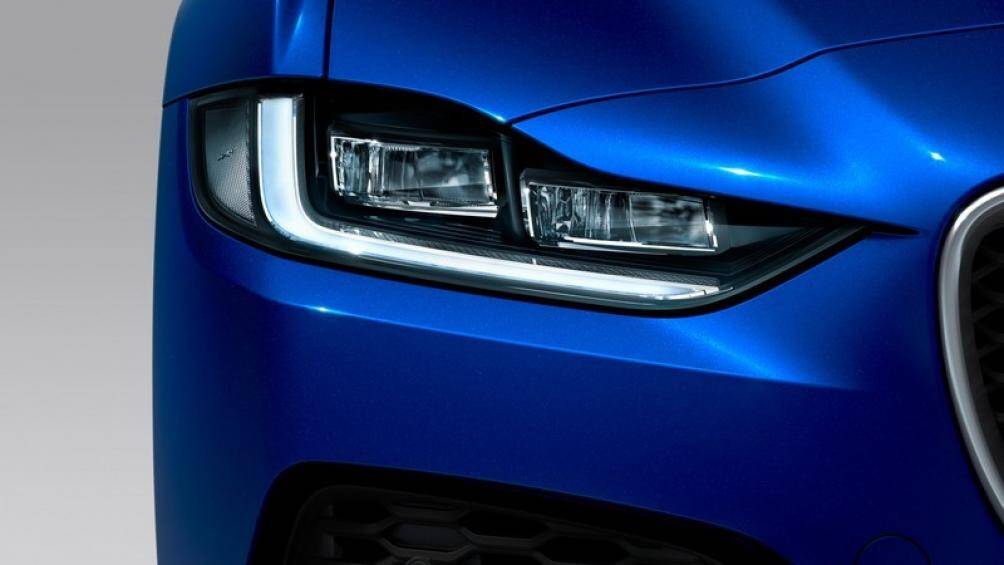 Cụm đèn pha LED mảnh hơn đi cùng hai hốc gió cỡ lớn bên dưới. Lưới tản nhiệt được làm nhỏ lại với viền crom