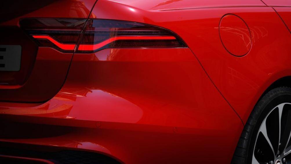 Phía sau, đuôi xe cũng được nâng cấp với cụm đèn hậu mỏng hơn cùng dải đèn phanh góc cạnh hơn so với đời trước