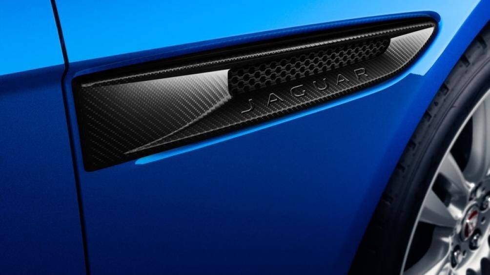 Khe hút gió hai bên được dập chìm tên thương hiệu "Jaguar"