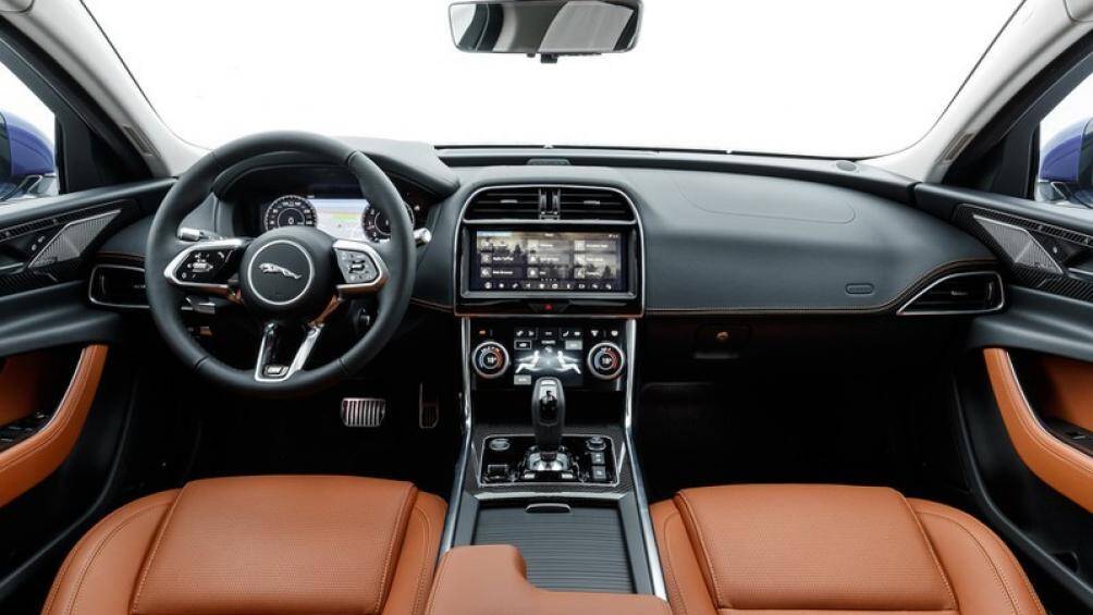 Xe được trang bị màn hình cảm ứng đôi là một sáng tạo của Jaguar, với màn hình cảm ứng 10 inch phía trên và một màn hình 5,5 inch ở phía dưới