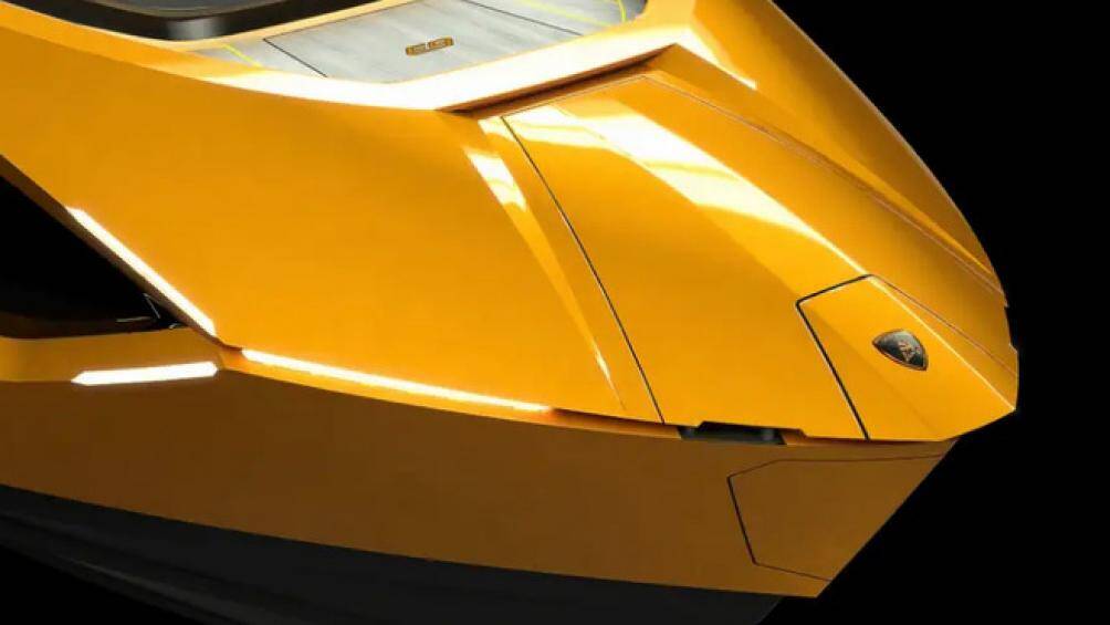 Chi tiết phần mui cứng và đèn ở mũi tàu ở thân tàu cũng có những điểm gợi nhớ tới hai mẫu siêu xe huyền thoại Miura và Countach