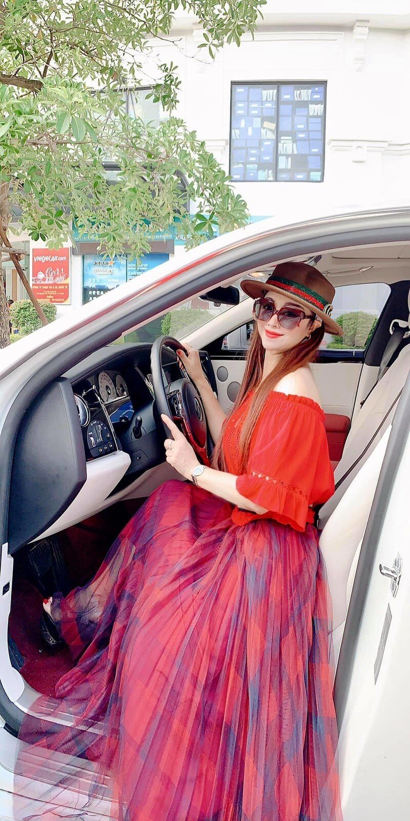 Nữ doanh nhân thường xuyên chụp hình bên chiếc Rolls – Royce