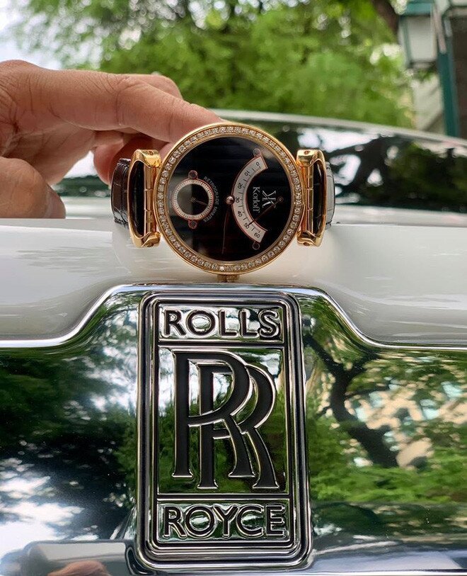 Nổi bật là chiếc đồng hồ vàng khối Korloff đẹp mắt