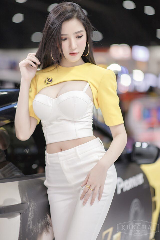 Cô là một trong những người mẫu nội y và người mẫu xe nổi tiếng nhất tại xứ sở Chùa Vàng