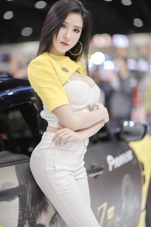 Sở hữu vòng eo con kiến, vô cùng thon gọn, cùng với đó là đôi chân thon thả, dài miên man