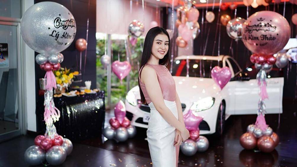 Á hậu Lý Kim Thảo đã gây choáng nhân viên bán xe của Mercedes-Benz khi xách một túi tiền đến trực tiếp đại lý để mua chiếc Mercedes-Benz C300 AMG tiền tỷ