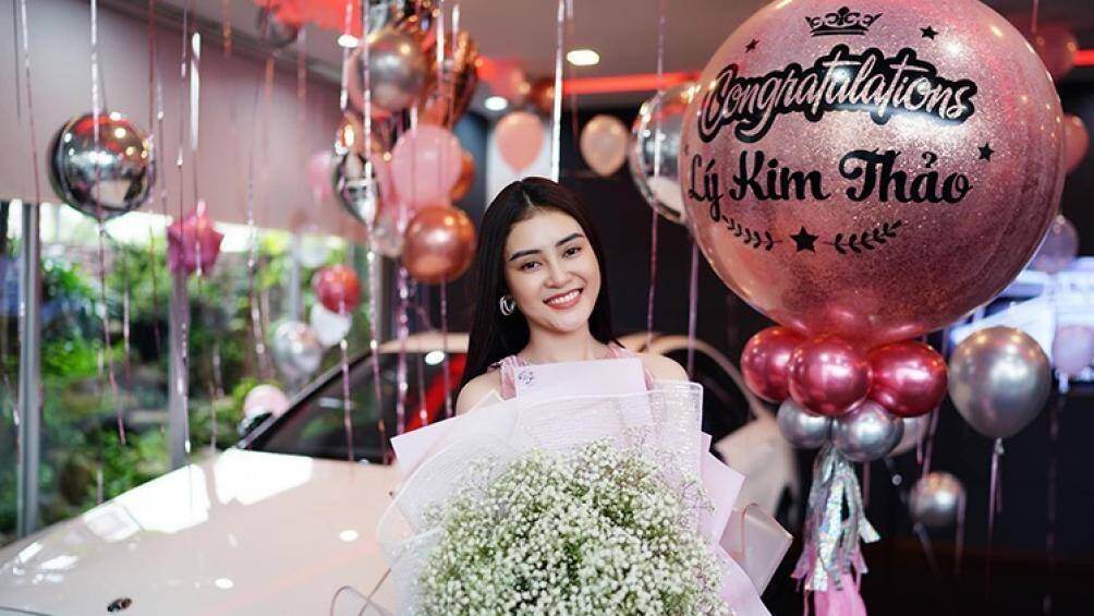 Chiếc Mercedes-Benz C300 AMG 2020 mà người đẹp tậu có ngoại thất sơn màu trắng và nội thất nâu. Xe sở hữu ngoại hình thể thao nhờ gói phụ kiện AMG