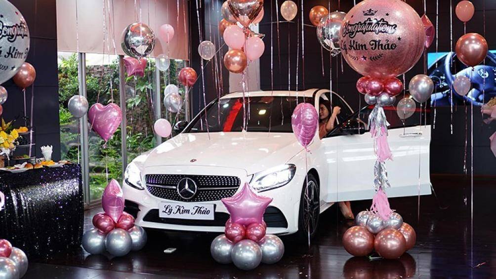 Ngoài ra, xe còn được trang bị hệ thống đèn pha Multibeam LED với tầm chiếu xa 650m và tích hợp dải đèn LED định vị ban ngày