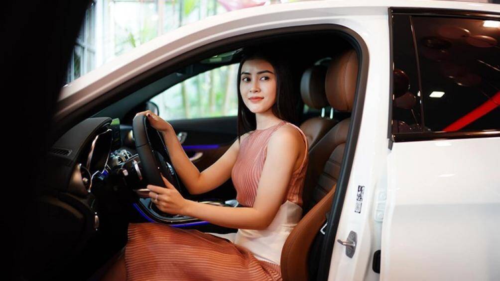 Bên trong Mercedes-Benz C300 AMG 2020 là đồng hồ kỹ thuật số với màn hình 12,3 inch, vô lăng 3 chấu bọc da Nappa, tích hợp 2 nút điều khiển cảm ứng...