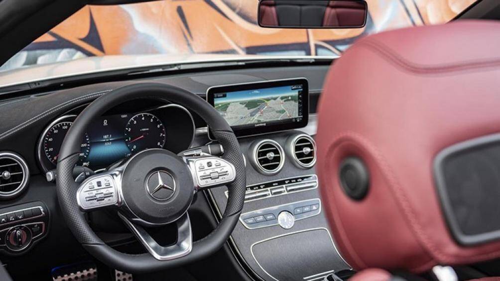 Về giải trí, xe sở hữu hệ thống thông tin giải trí đi kèm màn hình 10,25 inch, hỗ trợ Apple CarPlay/Android Auto, hệ thống âm thanh Burmester 13 loa...